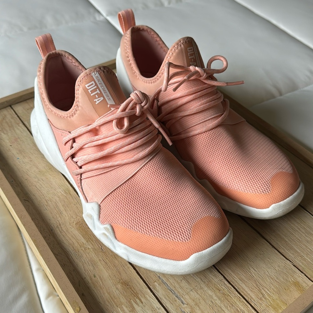 Skechers DLT-A Air Cooled Memory Foam Sneaker